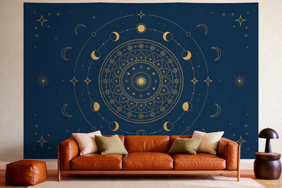Déco murale dans un salon chaleureux au-dessus du canapé en cuir : tenture murale Mandala soleil et lune bleu et or, imprimée sur tissu