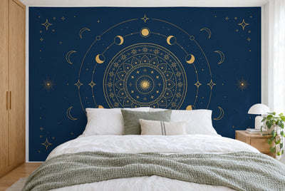 Grande tenture murale Mandala soleil et lune bleu et or dans la chambre, sur tout le mur derrière le lit – tapisserie en tissu