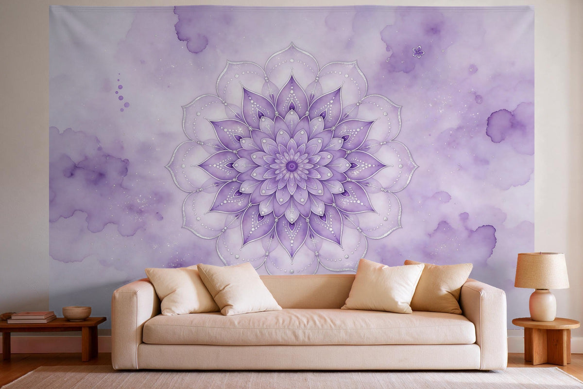 Decoración de pared en un salón luminoso sobre el sofá: tapiz de tela Mandala en violeta y plata