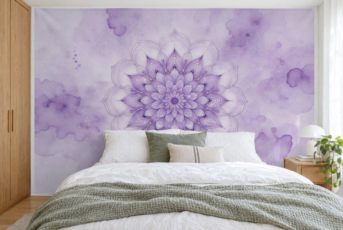 Tapiz de pared grande Mandala en violeta y plata en el dormitorio, cubriendo la pared detrás de la cama – tela impresa