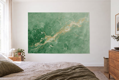 Tapiz mármol verde con vetas doradas en el dormitorio claro frente a la cama, cómoda de madera a la derecha – verde dorado