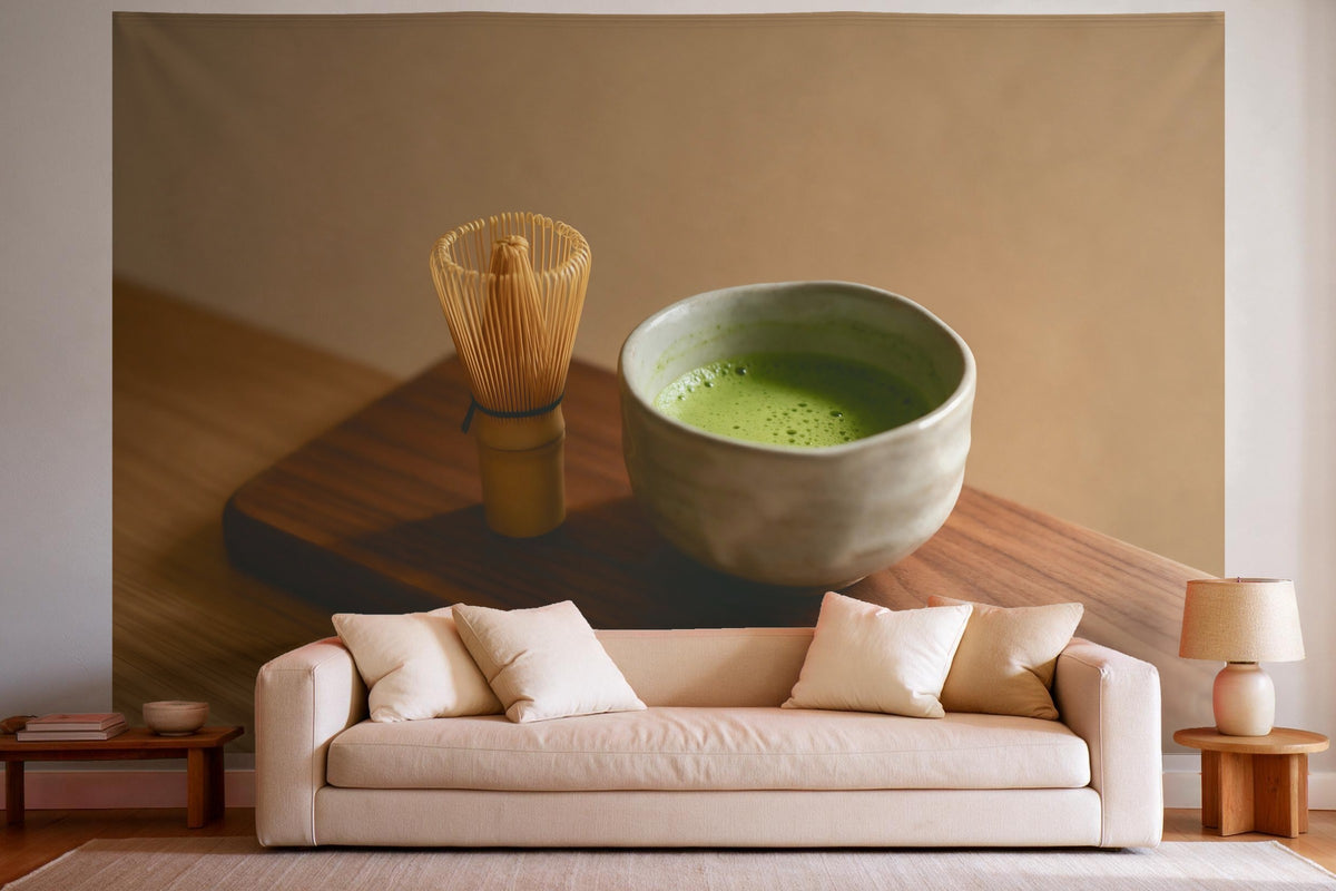 Wanddeko im hellen Wohnzimmer über dem Sofa: Wandtuch Matcha-Teeschale auf Holz, auf Stoff gedruckt
