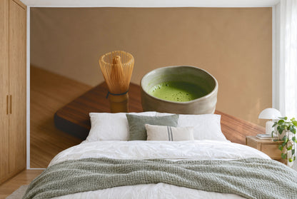 Tissu imprimé XXL : bol à thé avec matcha à droite du centre près du fouet en bambou, mur entier derrière le lit