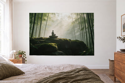Wandtuch Meditation im Bambuswald im hellen Schlafzimmer gegenüber dem Bett, rechts eine Holzkommode – Grün und Gold