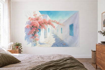 Wandtuch Mediterrane Gasse mit Bougainvillea im hellen Schlafzimmer gegenüber dem Bett, rechts eine Kommode