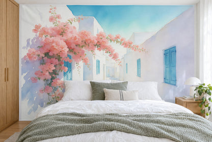 Bedruckter Stoff im XXL-Format: rosa Bougainvillea links über weisser Gasse, rechts blaue Läden, wandfüllend hinter dem Bett