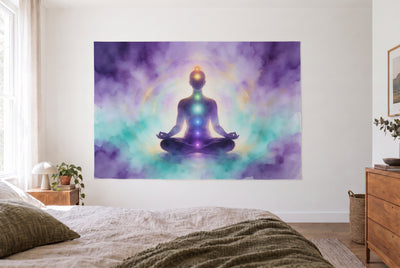 Tenture silhouette en méditation avec chakras dans une chambre claire face au lit, une commode en bois à droite