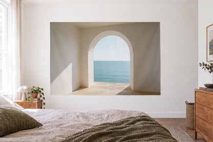 Wandtuch Meerblick durch den offenen Bogen im hellen Schlafzimmer gegenüber dem Bett, rechts Holzkommode – Weiss Blau