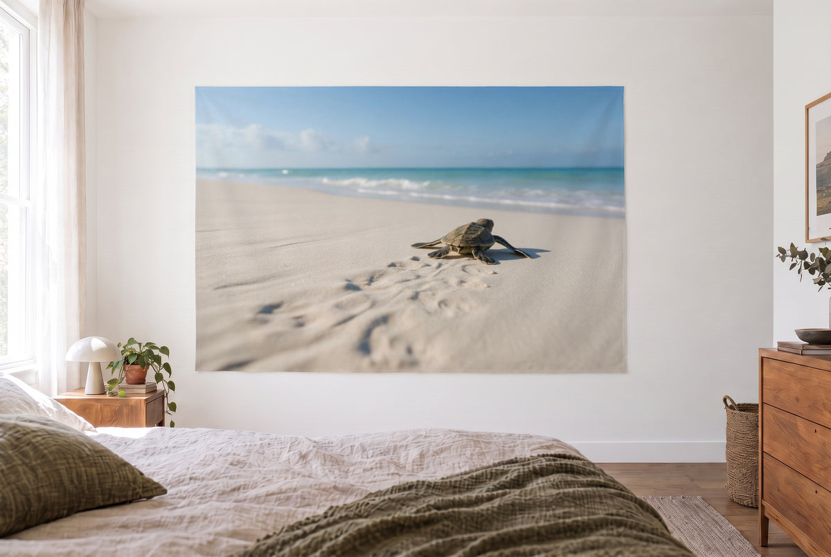 Wandtuch Meeresschildkröte am Strand im hellen Schlafzimmer gegenüber dem Bett, rechts eine Holzkommode – Türkis