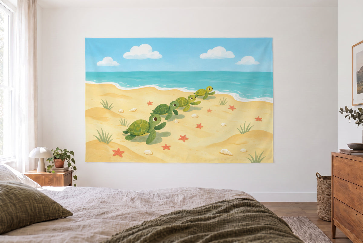 Wandtuch Schildkröten am Bilderbuch-Strand im hellen Schlafzimmer gegenüber dem Bett, rechts eine Holzkommode – Türkis