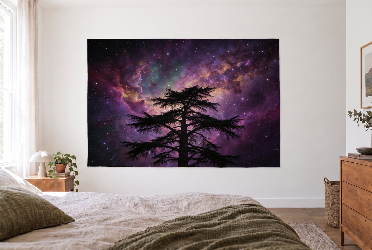 Tenture murale Voie lactée derrière silhouette de cèdre dans la chambre claire face au lit, commode en bois à droite – violet