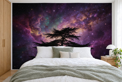 Tissu imprimé XXL : cime de cèdre au centre devant une nébuleuse étoilée violette, étoiles autour, mur entier derrière le lit