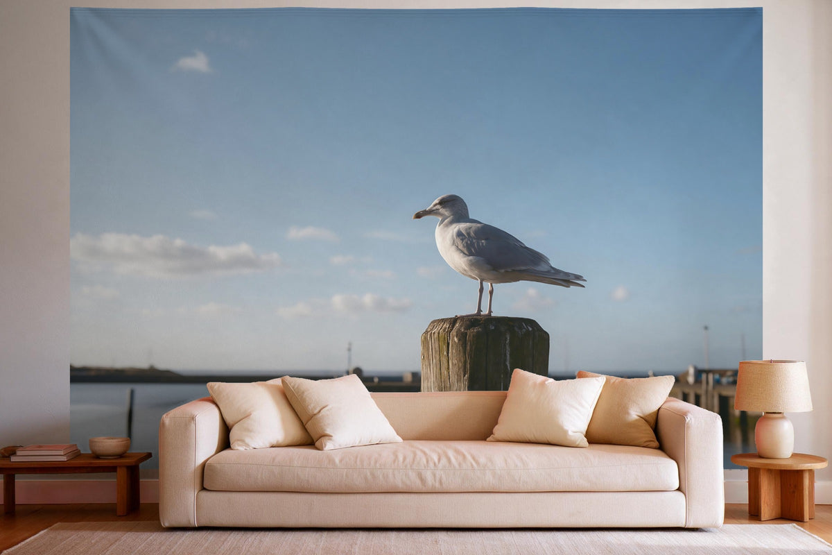 Wandtuch XXL Möwe auf dem Hafenpfahl als Wanddeko im hellen Wohnzimmer über dem Sofa