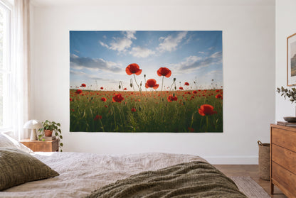Wandtuch Mohnblumenfeld unter Sommerhimmel im hellen Schlafzimmer gegenüber dem Bett, rechts eine Holzkommode – Rot und Blau
