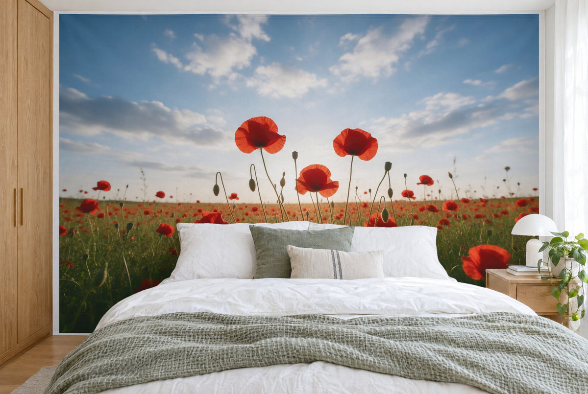 Bedruckter Stoff im XXL-Format: rote Mohnblumen kniehoch links, weites Feld und blauer Himmel, wandfüllend hinter dem Bett