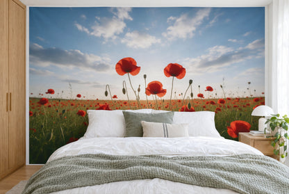 Bedruckter Stoff im XXL-Format: rote Mohnblumen kniehoch links, weites Feld und blauer Himmel, wandfüllend hinter dem Bett