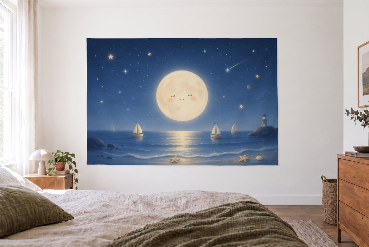 Tenture lune et étoiles sur la mer, chambre claire face au lit, commode en bois à droite – bleu et or