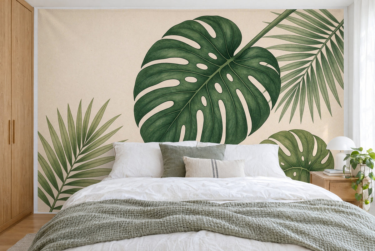 Bedruckter Stoff im XXL-Format: grosse Monstera- und Palmblätter auf Papierbeige, wandfüllend hinter dem Doppelbett