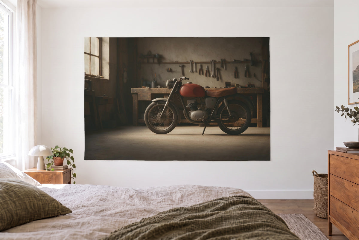 Tapiz moto en el taller en el dormitorio claro frente a la cama, cómoda de madera a la derecha – rojo y marrón