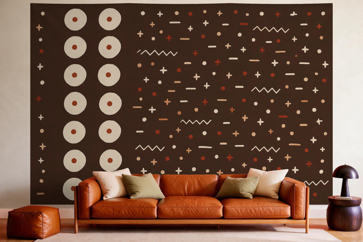 Wandtuch XXL Mudcloth-Muster in Braun und Creme als Wanddeko im gemütlichen Wohnzimmer über dem Ledersofa