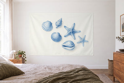 Wandtuch Muscheln und Seesterne in Delfter Blau im hellen Schlafzimmer gegenüber dem Bett, rechts eine Holzkommode