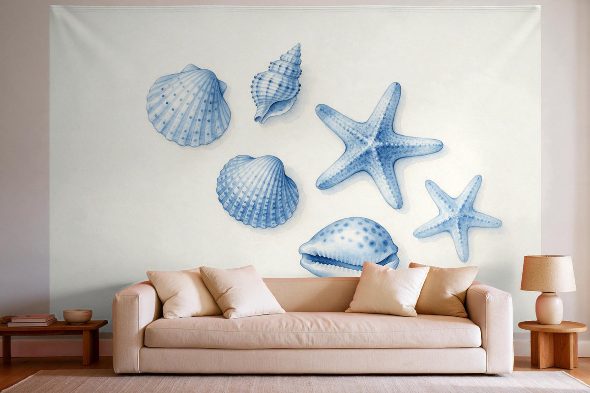 Tapiz de pared XXL Conchas y estrellas de mar en azul de Delft como decoración en un salón luminoso sobre el sofá