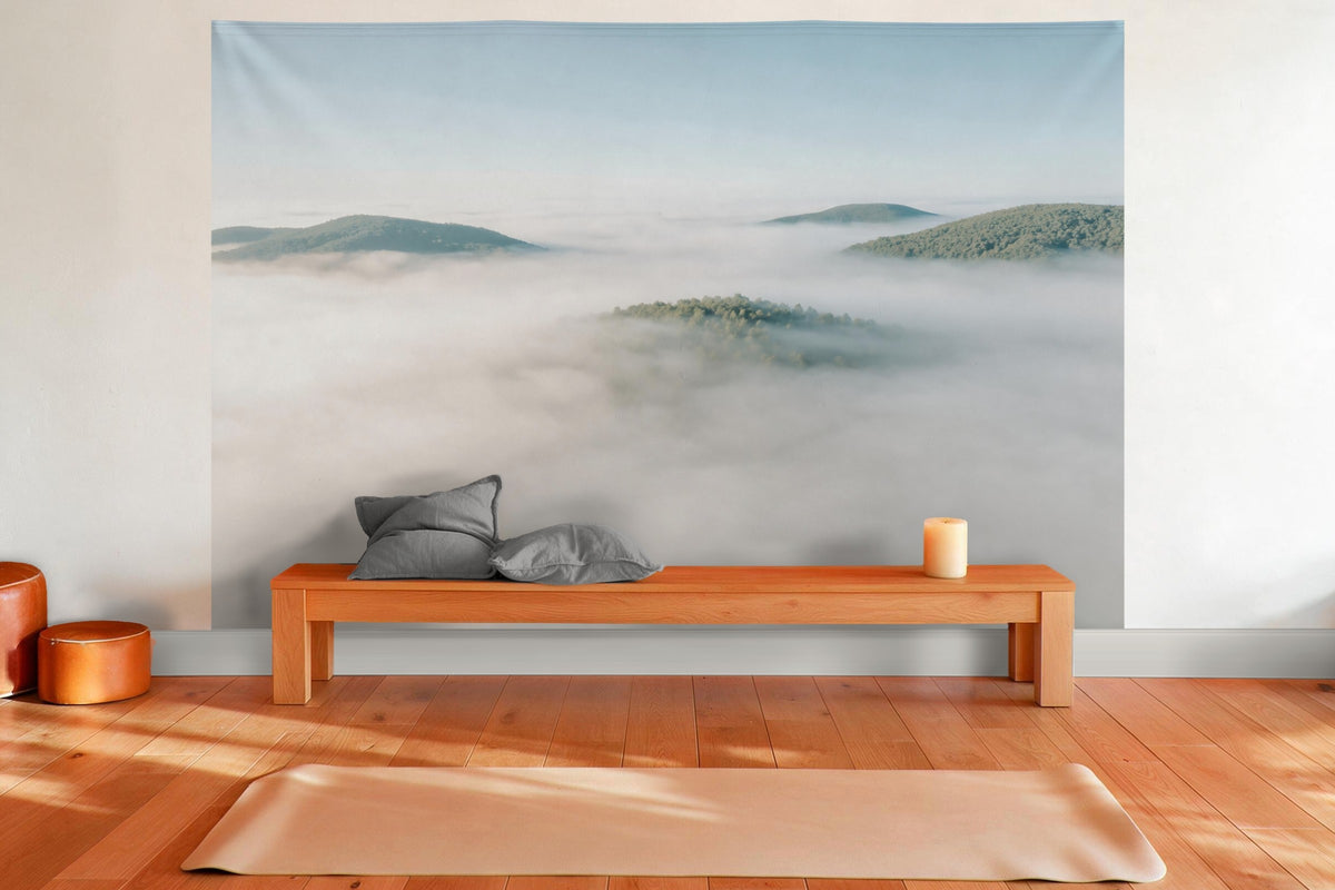 Tapiz de pared XXL Mar de niebla sobre el valle forestal como decoración en una sala de yoga