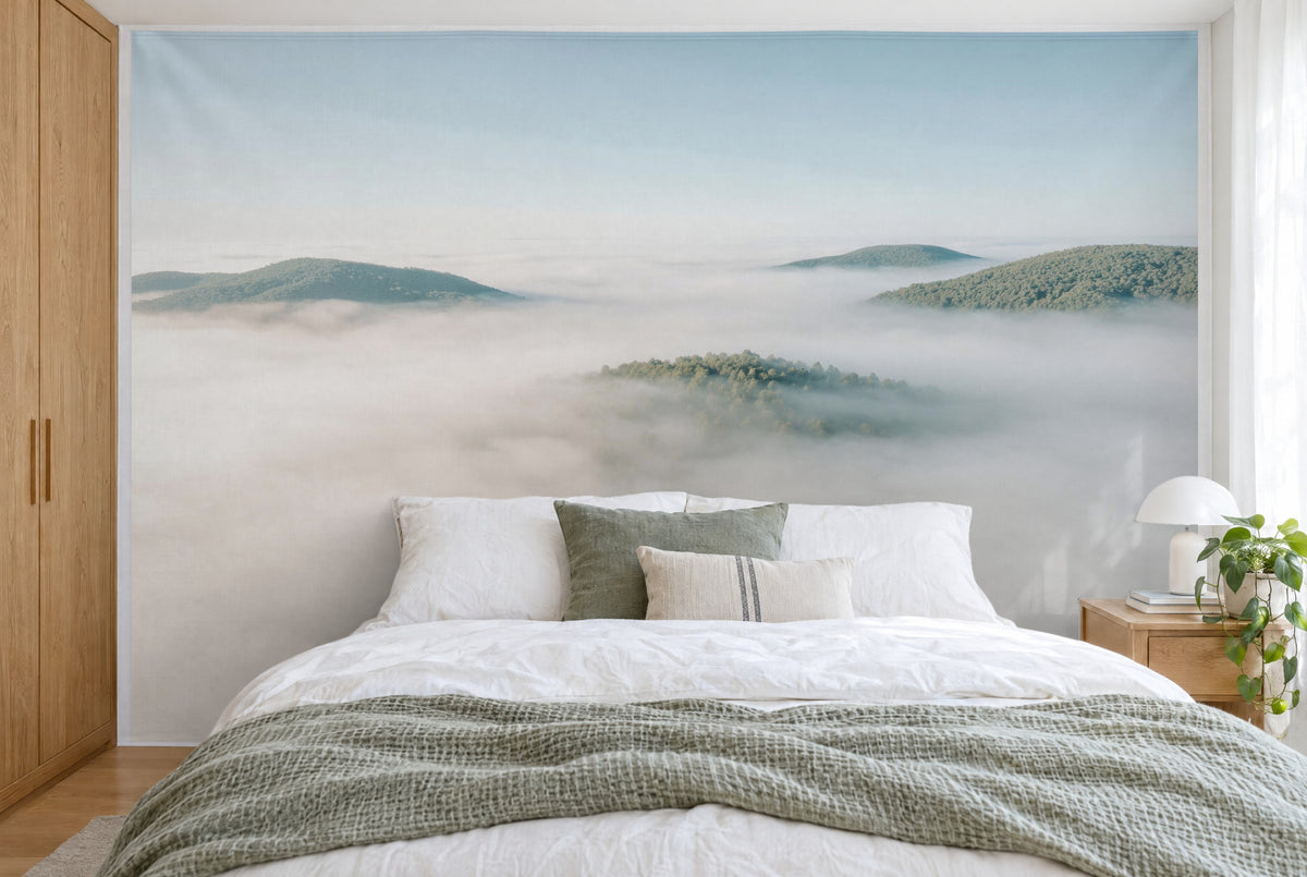 Tissu imprimé XXL : mer de brouillard avec îles de collines boisées et ciel clair, mur entier derrière le lit