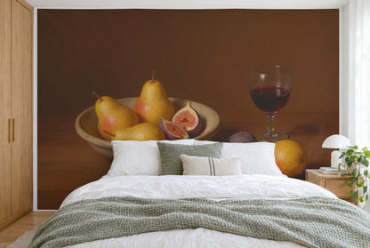 Tissu imprimé XXL : coupe de fruits avec poires et figues à gauche, verre de vin à droite, mur entier derrière le lit