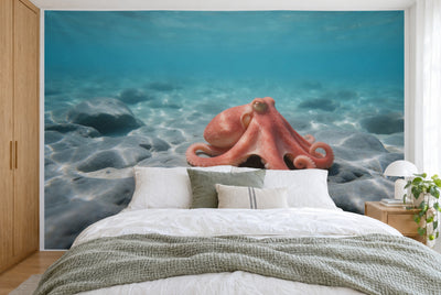 Tissu imprimé XXL : pieuvre rouge sur roche grise, eau turquoise dégagée, mur entier derrière le lit