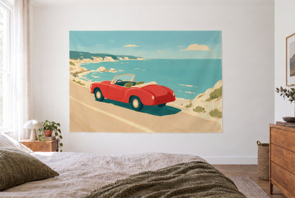 Wandtuch Oldtimer an der Küstenstrasse im hellen Schlafzimmer gegenüber dem Bett, rechts eine Holzkommode – Rot und Türkis