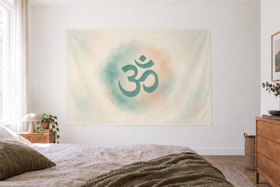 Wandtuch Om-Symbol in Aquarellkreis im hellen Schlafzimmer gegenüber dem Bett, rechts eine Holzkommode – Türkis und Beige