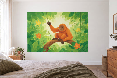 Tenture orang-outan dans une jungle de livre d'images dans une chambre claire face au lit, commode en bois à droite