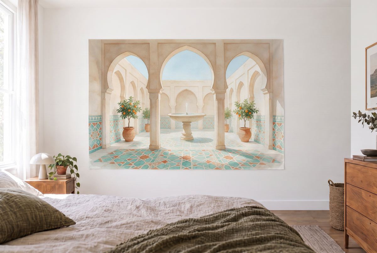 Wandtuch Orientalischer Innenhof mit Brunnen im hellen Schlafzimmer gegenüber dem Bett, rechts eine Holzkommode