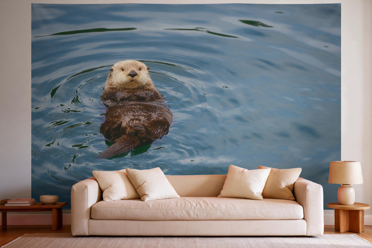 Wandtuch XXL Otter im Wasser als Wanddeko im hellen Wohnzimmer über dem Sofa