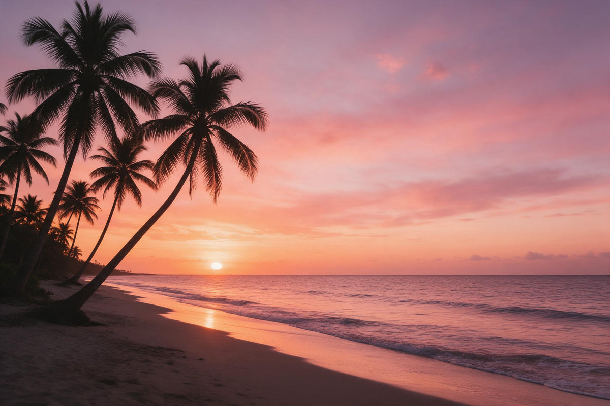 Palmen im Sonnenuntergang neigen sich links über einen ruhigen Strand, als Wandtuch, auf Stoff gedruckt – Orange und Rosa