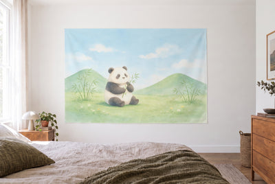 Tenture panda et bambou à l'aquarelle dans une chambre claire face au lit, commode en bois à droite – vert et bleu