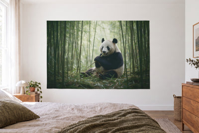 Wandtuch Pandabär im Bambuswald im hellen Schlafzimmer gegenüber dem Bett, rechts eine Holzkommode – Grün, Weiss und Grau