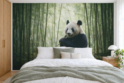 Bedruckter Stoff im XXL-Format: Pandabär rechts der Mitte zwischen schlanken Bambusstämmen, wandfüllend hinter dem Bett