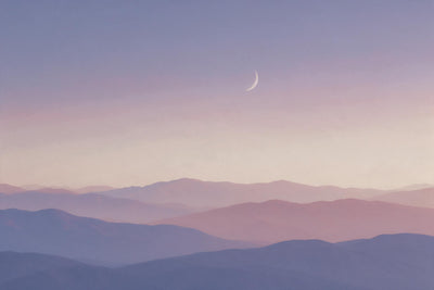 Gestaffelte Pastellberge unter blasser Mondsichel am Abendhimmel, als Wandtuch, auf Stoff gedruckt – Blau und Rosa