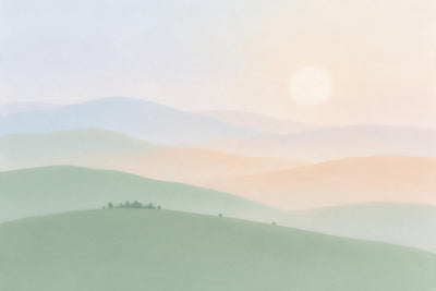 Pastell-Landschaft mit gestaffelten Hügeln im Morgendunst und blasser Sonne, als Wandtuch, auf Stoff gedruckt – Salbei
