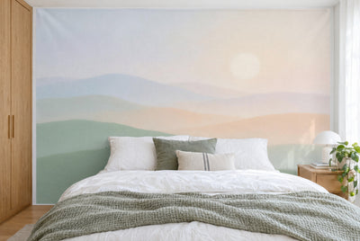 Grosses Wandtuch Pastell-Landschaft im Morgendunst im Schlafzimmer wandfüllend hinter dem Bett – Wandbehang aus Stoff