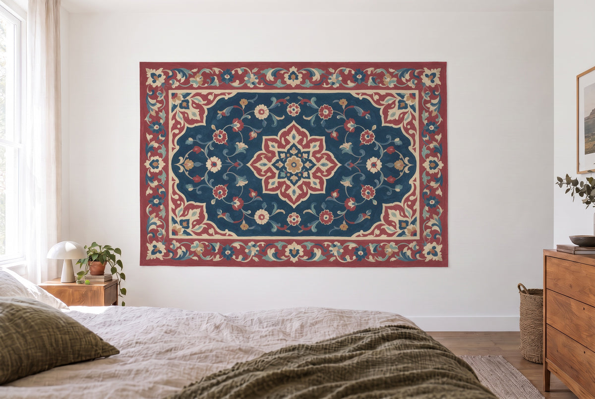 Tapiz patrón persa de medallón, dormitorio claro frente a la cama, cómoda de madera a la derecha – rojo y azul