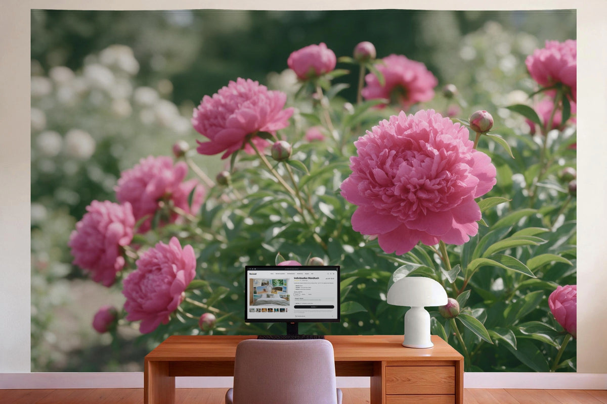 Wanddeko im Büro hinter dem Schreibtisch: Wandtuch Pfingstrosen in voller Blüte, auf Stoff gedruckt