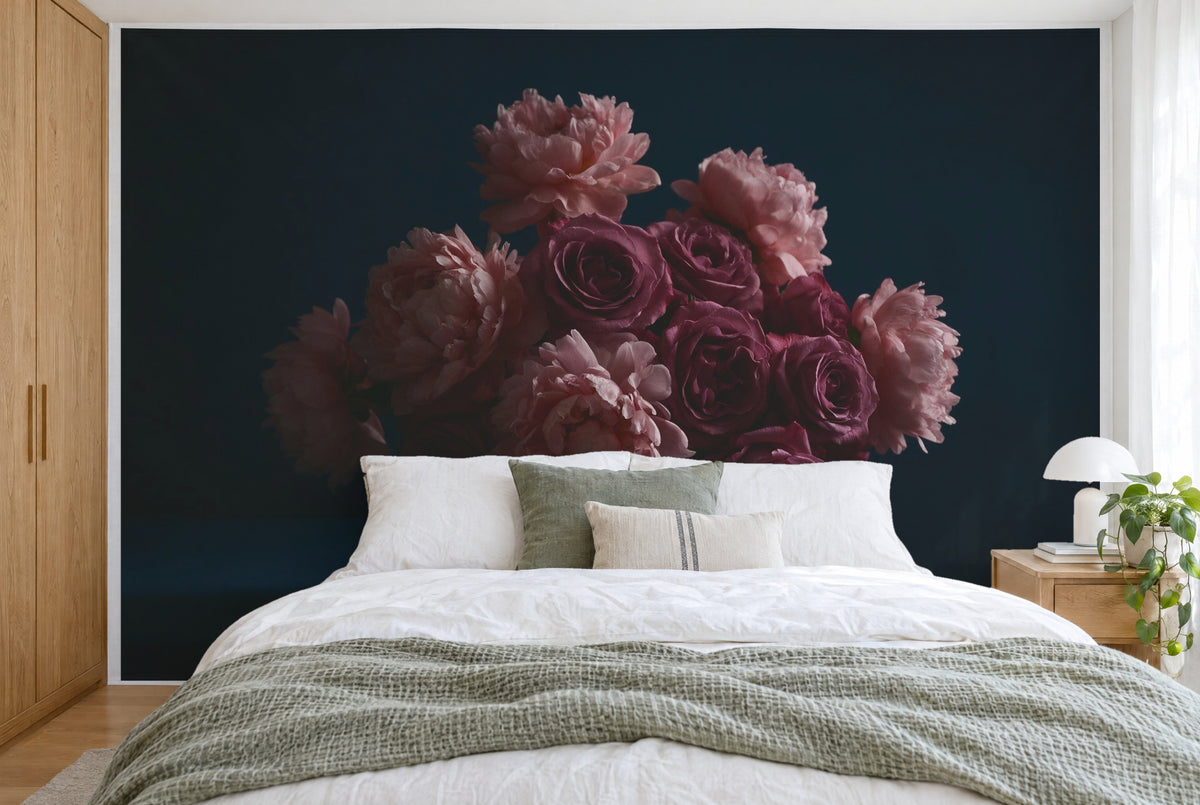 Bedruckter Stoff im XXL-Format: Pfingstrosen und Rosen in der Vase mittig, wandfüllend hinter dem Bett