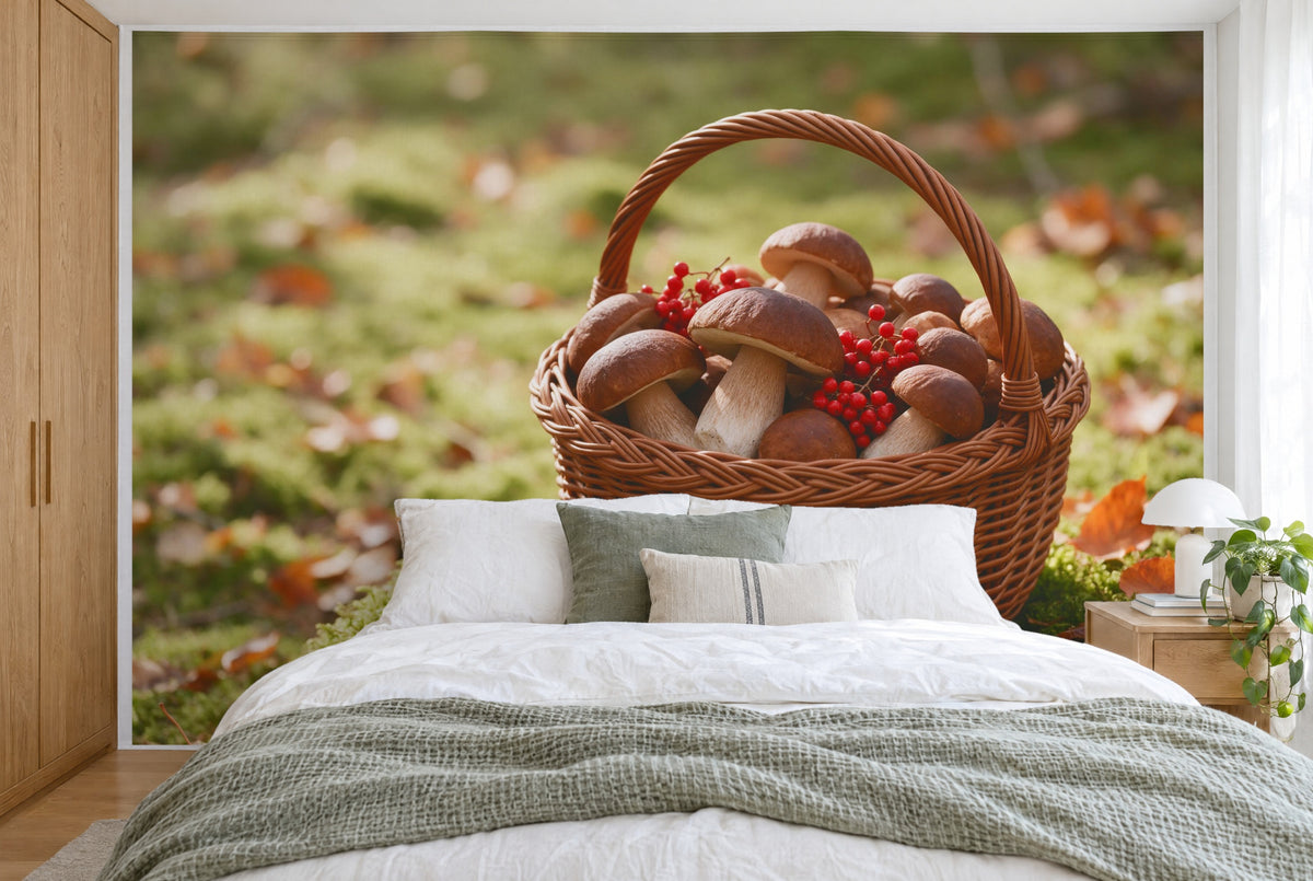 Bedruckter Stoff im XXL-Format: Pilzkorb mit Steinpilzen rechts der Mitte, Moos und Herbstlaub, wandfüllend hinter dem Bett