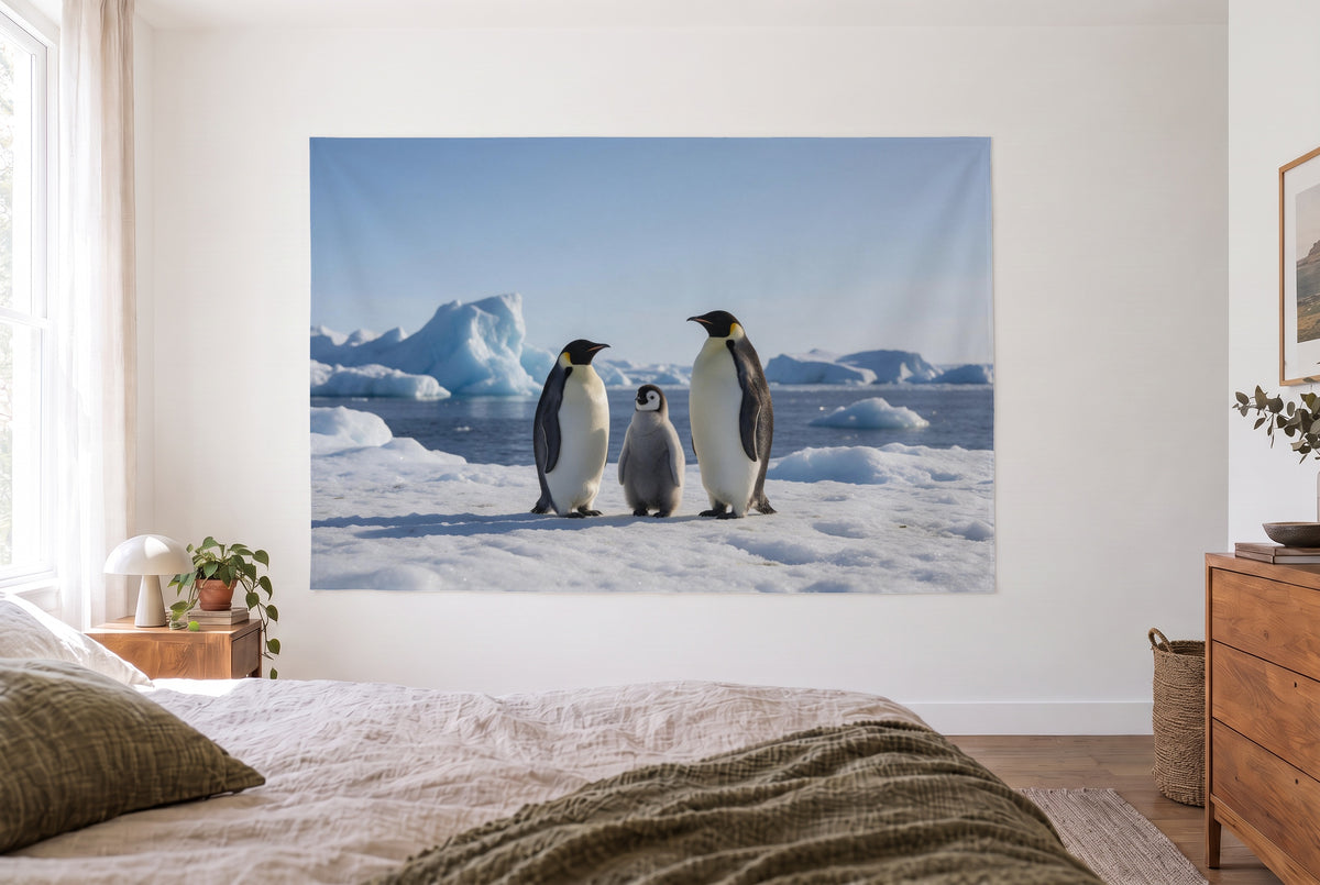 Tapiz pingüinos sobre el hielo en dormitorio claro frente a la cama, cómoda de madera a la derecha – azul hielo y blanco