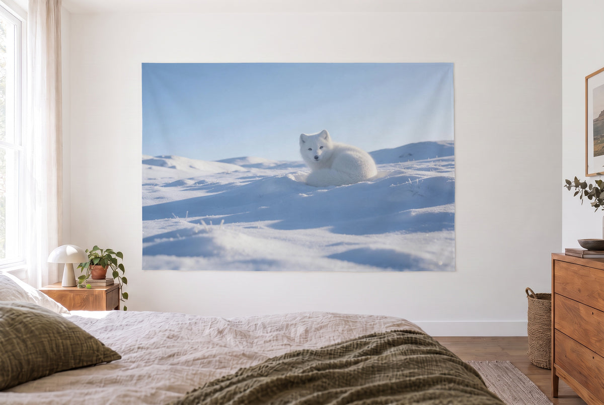Wandtuch Polarfuchs im Schnee im hellen Schlafzimmer gegenüber dem Bett, rechts eine Holzkommode – Weiss, Blau und Grau