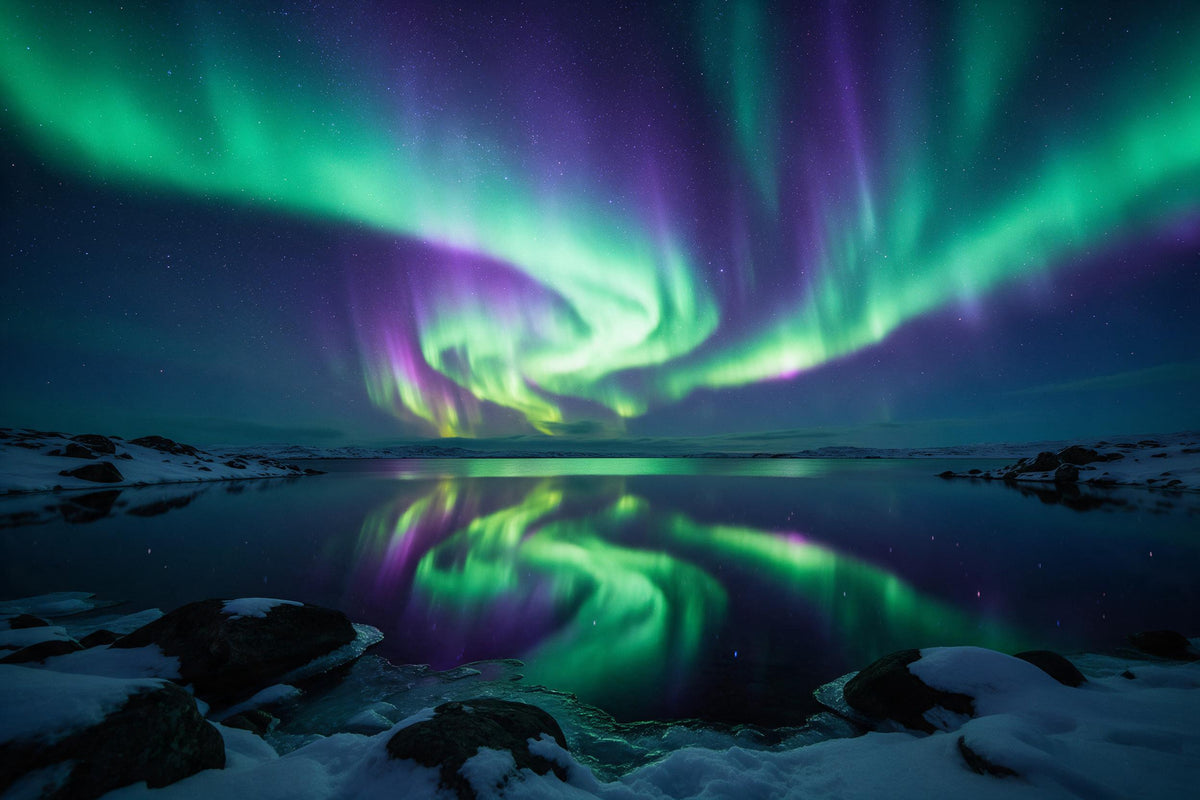 Auroras boreales en verde y violeta reflejadas en un lago polar en calma con rocas nevadas, tapiz impreso en tela