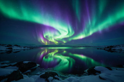 Auroras boreales en verde y violeta reflejadas en un lago polar en calma con rocas nevadas, tapiz impreso en tela